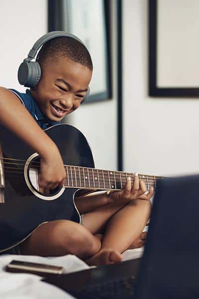 Boy2_Guitar-1272981384_900x600